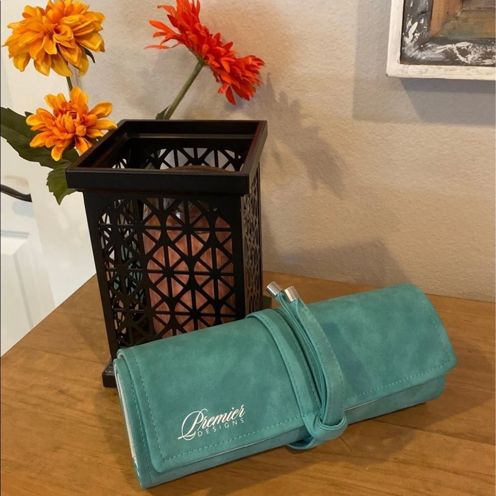 NWOT, never used - Premier designs turquoise roll up travel jewelry case
